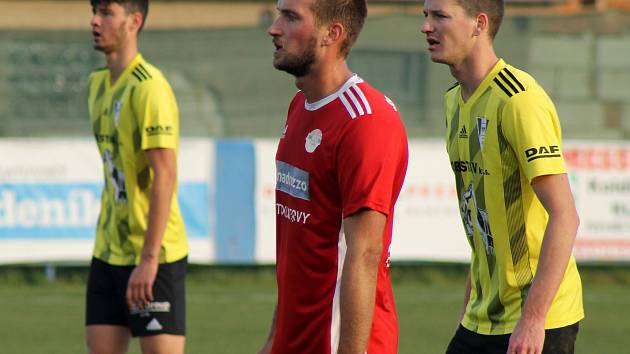 14. kolo FORTUNA divize A: SK Klatovy 1898 (červení) - ROBSTAV Přeštice (žlutí) 1:4 (1:4).