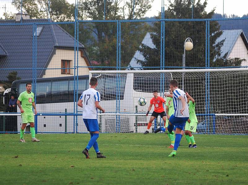 6. kolo krajského přeboru mužů: FK Okula Nýrsko - FK Tachov (na snímku hráči ve světle zelených dresech) 2:3 (0:3).