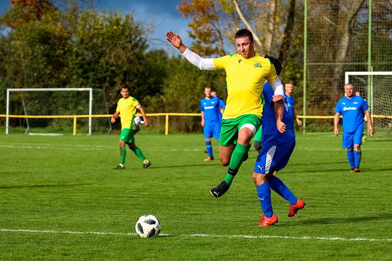 Na jihu Plzeňska podlehly Lužany (na snímku ve žlutých dresech) Dvorci vysoko 0:6 (v modrém).