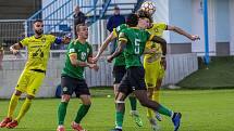 7. kolo FORTUNA ČFL, skupina A: FK ROBSTAV Přeštice (na snímku fotbalisté ve žlutých dresech) - FK Baník Sokolov 0:2.