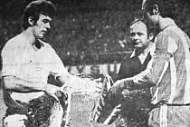 KAPITÁNI. Domácí František Plass (vlevo) , kterému se později přezdívalo plzeňský Beckenbauer, a opravdový Franz Beckenbauer před památným zápasem 15. září 1971 v Plzni. Třetím na snímku je kyperský rozhodčí Xanhoulis. x