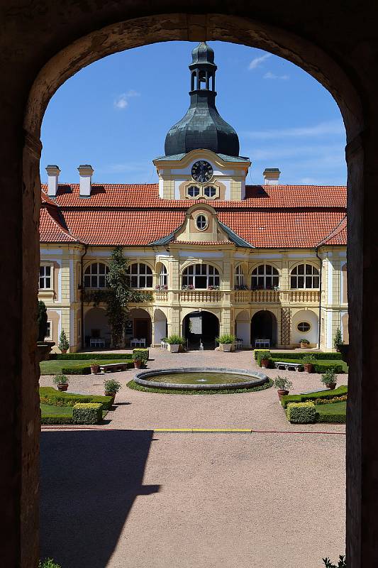 Panenky a kočárky vystavuje na zámku v Nebílovech na Plzeňsku Jiřina Havlová. K vidění jsou asi čtyři stovky panenek a také 40 unikátních kočárků z období secese a dále pak z padesátých a osmdesátých let. Prohlédnout si je můžete do konce prázdnin.