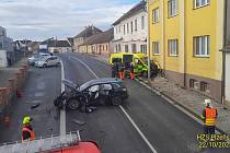 Při nehodě v Přešticích se srazil osobní vůz s vozidlem záchranky.