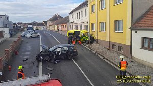 Při nehodě v Přešticích se srazil osobní vůz s vozidlem záchranky.