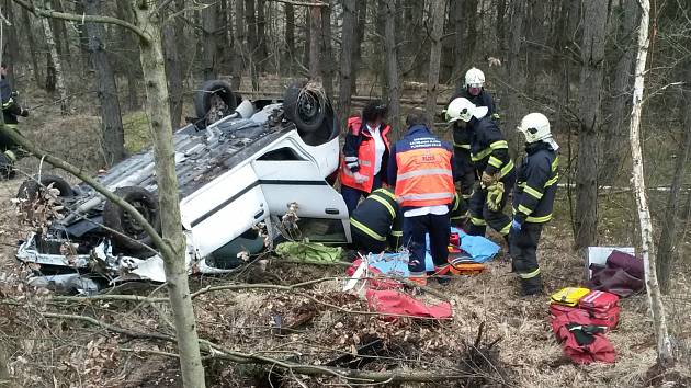 Při dopravní kolizi, která se odehrála minulou středu u Záluží, zůstala řidička zaklíněná ve voze