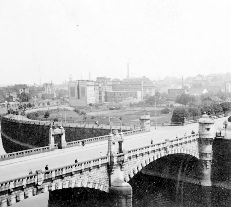 Historie. Snímek z r. 1938 zachycuje prostor v tehdejší Nádražní (dnešní Americké) ulici,  ještě když byl zcela prázdný.  Na tomto místě bývaly dříve i zelinářské zahrady.  