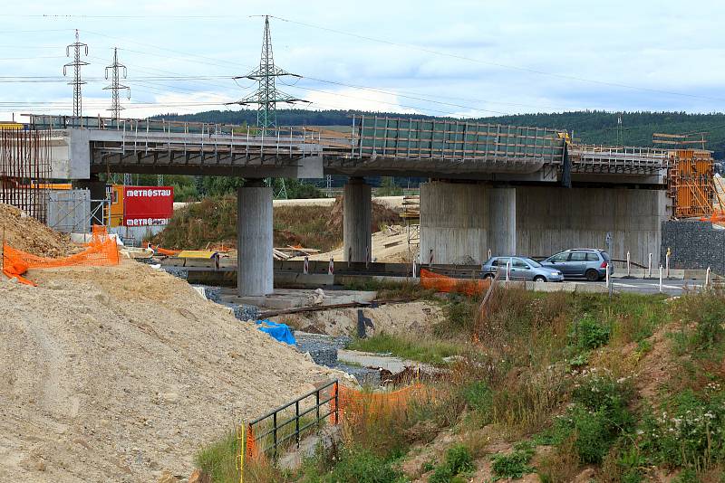 Západní okruh - komunikace propojující Domažlickou a Karlovarskou silnici, navržena v dvoupruhovém uspořádání o celkové délce 5,9 km. Ve výstavbě je II. etapa z Křimic na Košutku. Zároveň jsou budovány nové cyklostezky i biokoridory pro přechod zvěře.