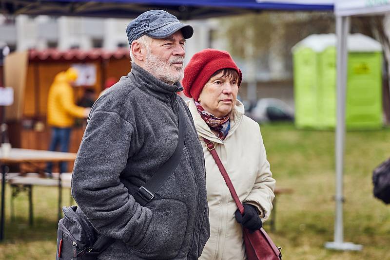 Předvelikonoční den na sídlišti Vinice v Plzni. V dílnách se zájemci mohli naučit plést pomlázky, nebo si ozdobit velikonoční kraslice. Nejmenší děti čekalo hledání čokoládových vajíček. Pro všechny hrála folklórní muzika a proběhly ukázky canisterapie.