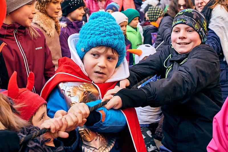 Vyhánění zimy v plzeňské ZOO. Velký průvod masek se vydal ze sídliště Vinice na statek Lüftnerka, kde se odehrály ukázky některých starých lidových zvyků spojených s předjařím, a po té pokračoval Kilometrovkou až před radnici na náměstí Republiky.