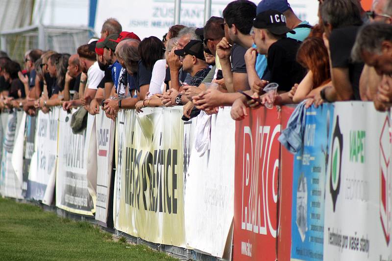 Fotbalisté FK ROBSTAV Přeštice (na snímku hráči ve žlutých dresech z podzimního utkání proti Domažlicím).