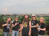 Sabaton se poprvé zúčastnili plzeňského Metalfestu v roce 2011 a takhle se vyfotili s Plzní za zády. Zpěvák Joakim je druhý zleva.