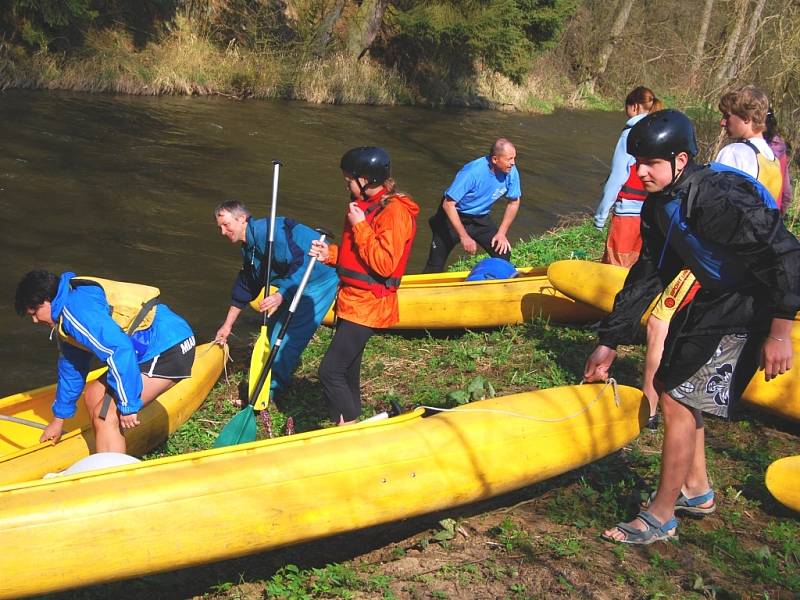 Vodáci z Kralovic a okolí si letos poprvé sjeli řeku Střelu