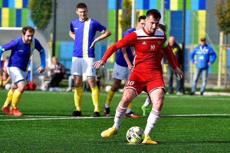 13. kolo krajského přeboru: SK Petřín Plzeň B - FK Nepomuk (na snímku fotbalisté v modrých dresech) 8:1 (3:1).