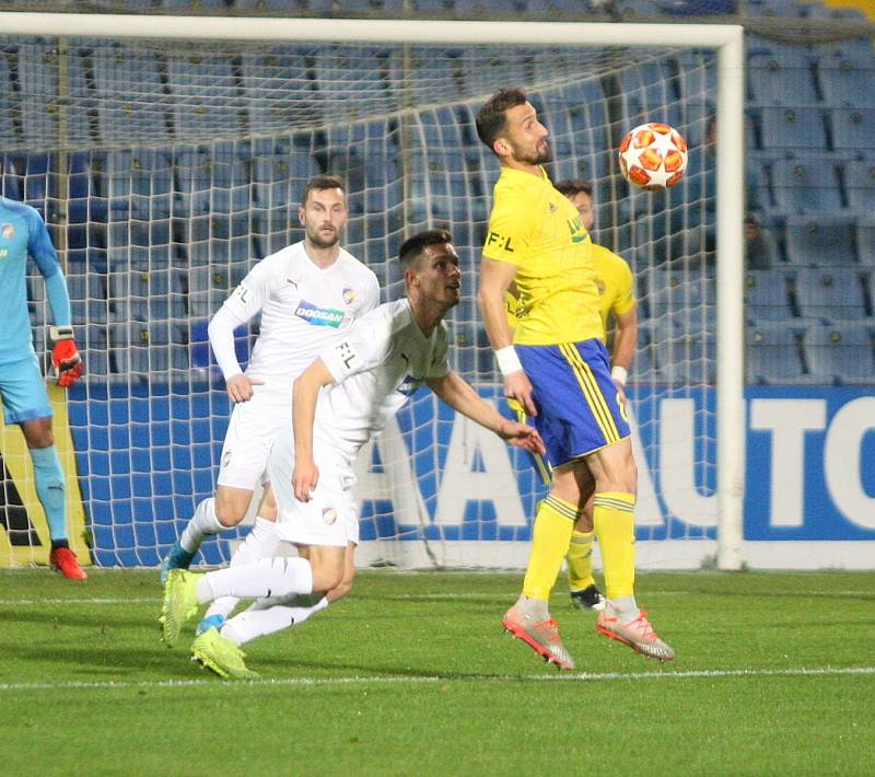 Prvoligoví fotbalisté Fastavu Zlín (ve žlutém) v pondělní dohrávce 15. kola FORTUNA:LIGY doma hostili favorizovanou Viktorii Plzeň. Na snímku Podio.