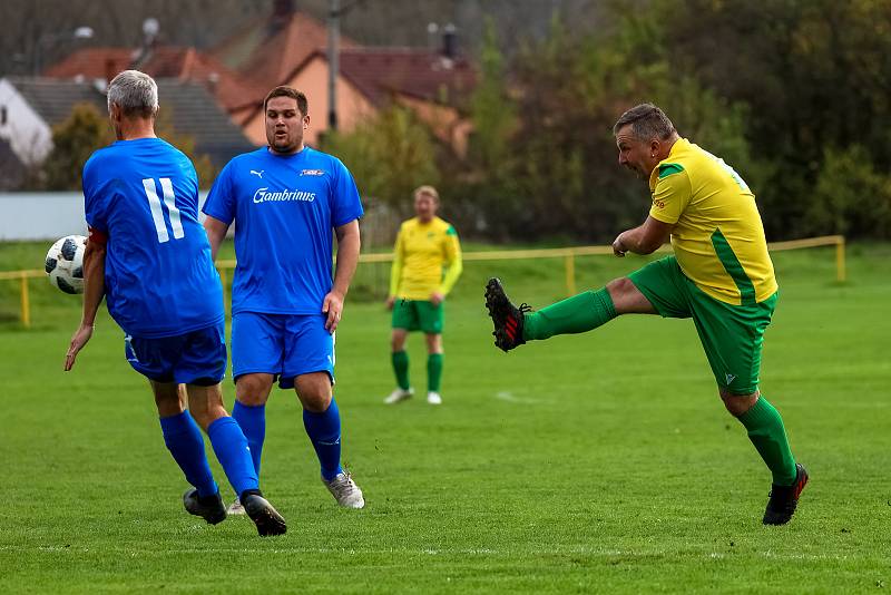 Na jihu Plzeňska podlehly Lužany (na snímku ve žlutých dresech) Dvorci vysoko 0:6 (v modrém).