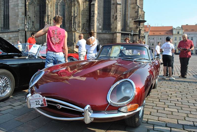 Kolona historických automobilů navštívila v rámci projektu Trofeo Niké Bohemia 2012 i Plzeň