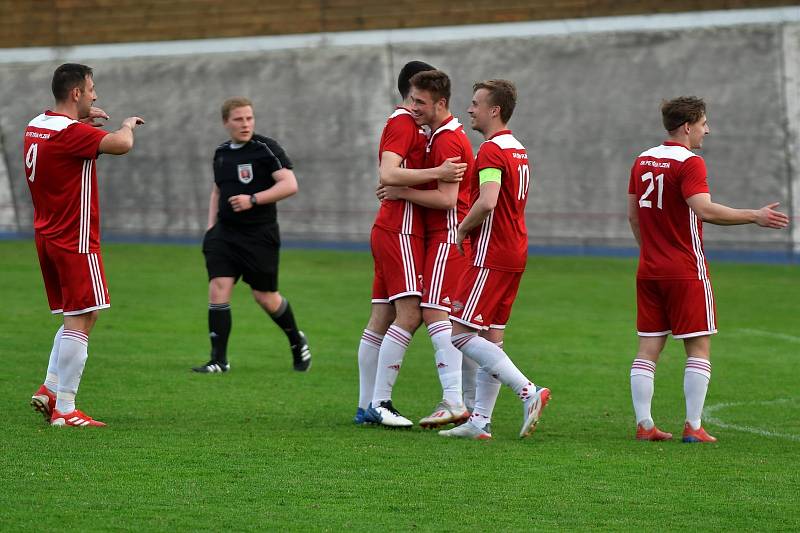 Fotbalisté SK Petřín Plzeň B (červení) vstoupí do nové sezony krajského přeboru jako nováček, ale zároveň budou patřit k největším favoritům.