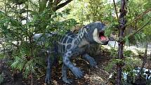 Jednou z novinek v plzeňské zoo je paleobotanická expozice u modelu burianosaura augustai.