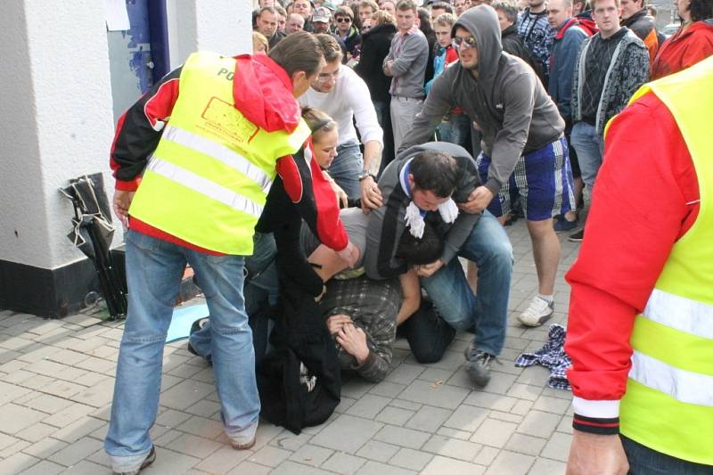 Čekání na lístky na hokejové finále se neobešlo bez incidentů mezi fanoušky