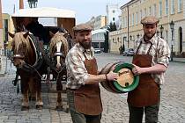 Tradiční velikonoční dar papeži poslal už potřinácté Plzeňský Prazdroj. Letos je to 2024 lahví ležáku Pilsner Urquell. Dar pivovaru před cestou do Vatikánu požehnal za účasti sládka Berky a ředitele Kofroně plzeňský biskup Tomáš Holub.