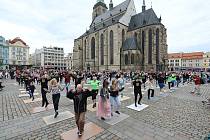 Plzeňský festival stepu odstartoval ve čtvrtek v podvečer na náměstí Republiky společný zhruba třicetiminutový flash mob více než stovky členů plzeňského Step by step studia.
