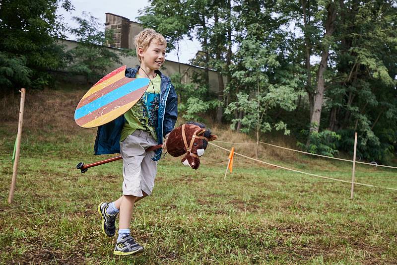 Templářský víkend – třídenní festival na loukách kolem sv. Jiří v plzeňské Doubravce nabídl divákům rekonstrukci bitvy o Akkon a mnoho ukázek šermu, výstroje, výzbroje a života rytířů na bojových taženích i z jiných období než z přelomu 13. a 14. století