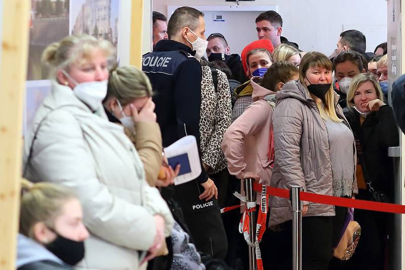 Ukrajinští uprchlíci v Krajském asistenčním centru pomoci Ukrajině v bývalém obchodním centru Prior na Americké třídě. Občané Ukrajiny si zde mohou vyřídit doklady potřebné k udělení víza, sjednat zdravotní pojištění nebo si zajistit ubytování.