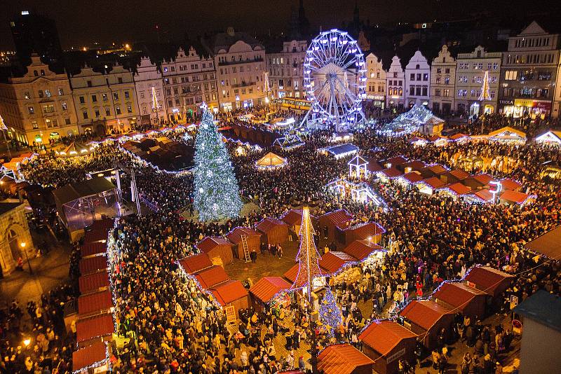 Rozsvícení vánočního stromu na náměstí Republiky v Plzni sledovaly tisíce lidí. Letos zdobí střed města patnáctimetrová jedle ojíněná.