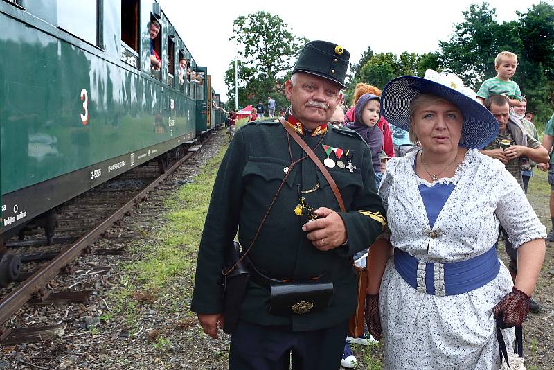 Parní vlak s lokomotivou řady 434.2. dovezl mnoho příznivců lokálek na oslavy 120 let lokální trati Pňovany – Bezdružice. Hlavním lákadlem oslav, které pokračují i v neděli, jsou jízdy historickými vlaky.