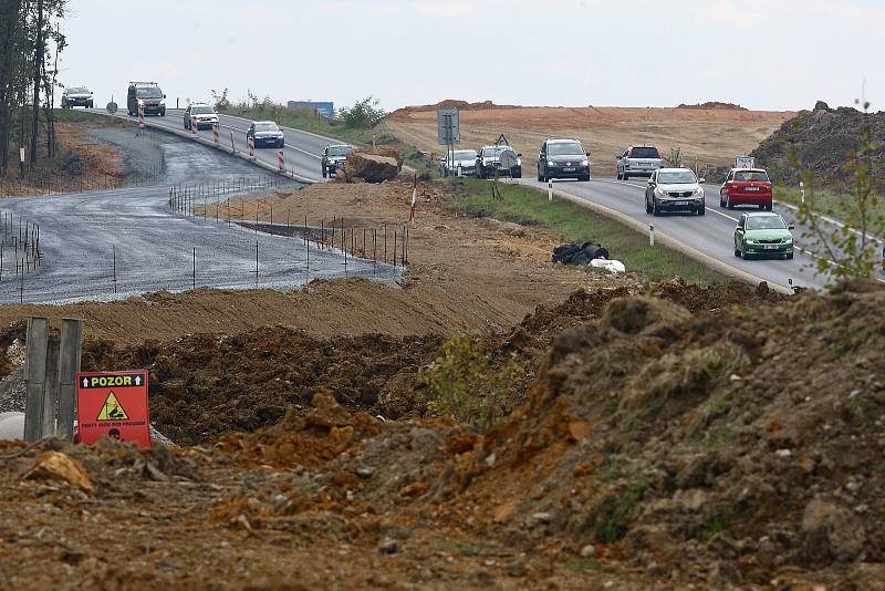 Stavba přeložky silnice 1/27 Plzeň - Přeštice. Nový úsek silnice bude 6100 metrů dlouhý a naváže na hotový přivaděč Plzeň-Litice-Šlovice a povede až k Přešticím. Stavbou se zároveň vyřeší obchvat Horní Lukavice. Hotovo má být v březnu 2024.