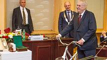 Jako dárek dostal prezident dámský bicykl rokycanské značky Favorit