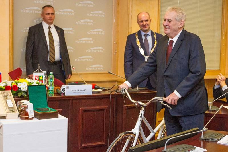 Jako dárek dostal prezident dámský bicykl rokycanské značky Favorit