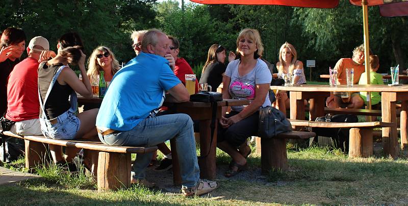 Rockový festival v areálu U Mže přilákal desítky posluchačů.