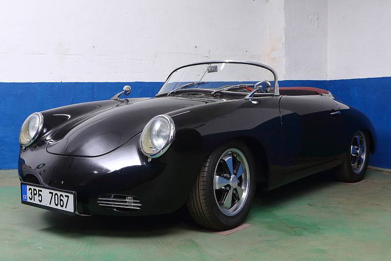 17 - Zaměřil se na modely 550 Spyder a 356 Speedster a věnoval léta získání potřebné licence.