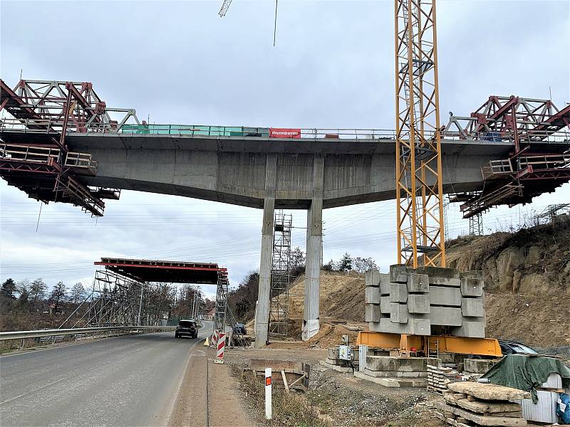 Mostní estakáda mezi Křimicemi a Radčicemi je nejkomplikovanější částí stavby.
