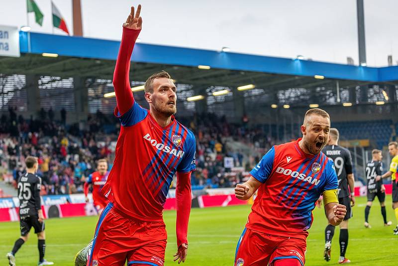 Fotbalisté Viktorie Plzeň podlehli na úvod ligového jara doma nečekaně Hradci Králové 1:2.