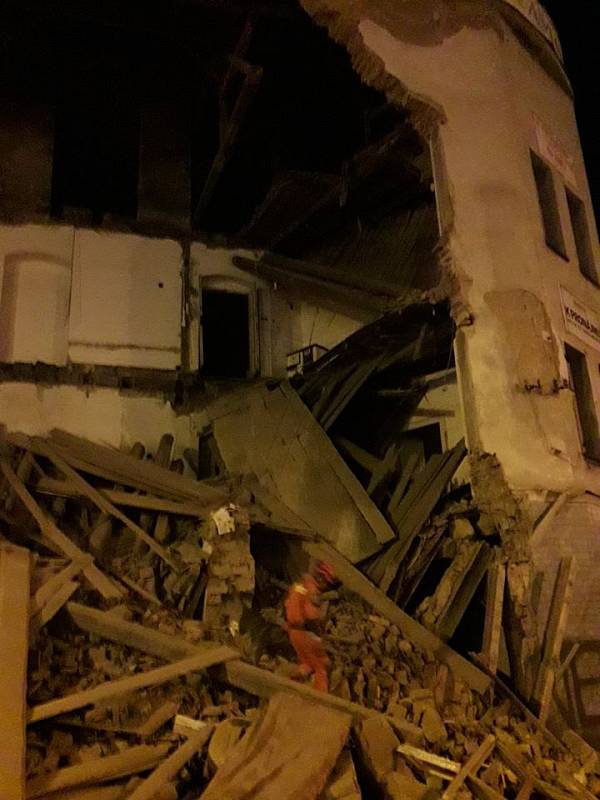 Část budovy v Mikulášské ulici v Plzni se před druhou hodinou ranní sesunula k zemi.