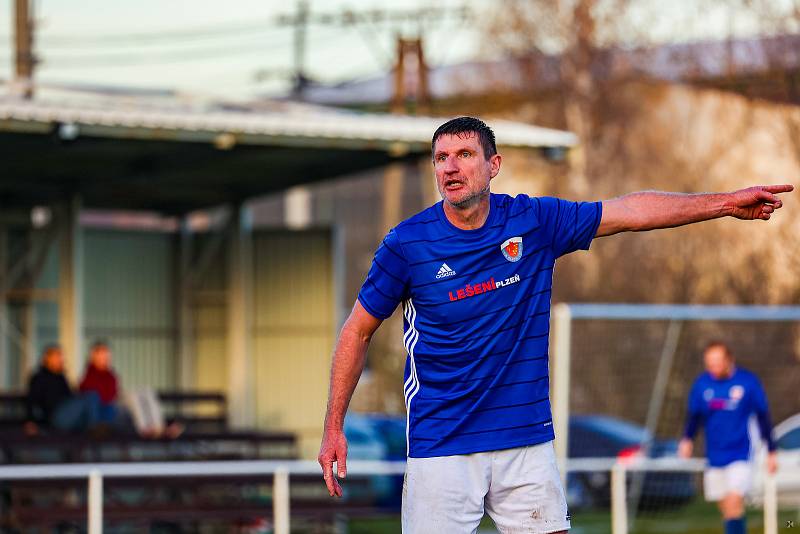 Fotbalisté TJ Sokol Plzeň-Černice (na archivním snímku fotbalisté v modrých dresech) porazili ve čtvrtečním utkání 2. kola Poháru PKFS plzeňský Slovan 3:2.