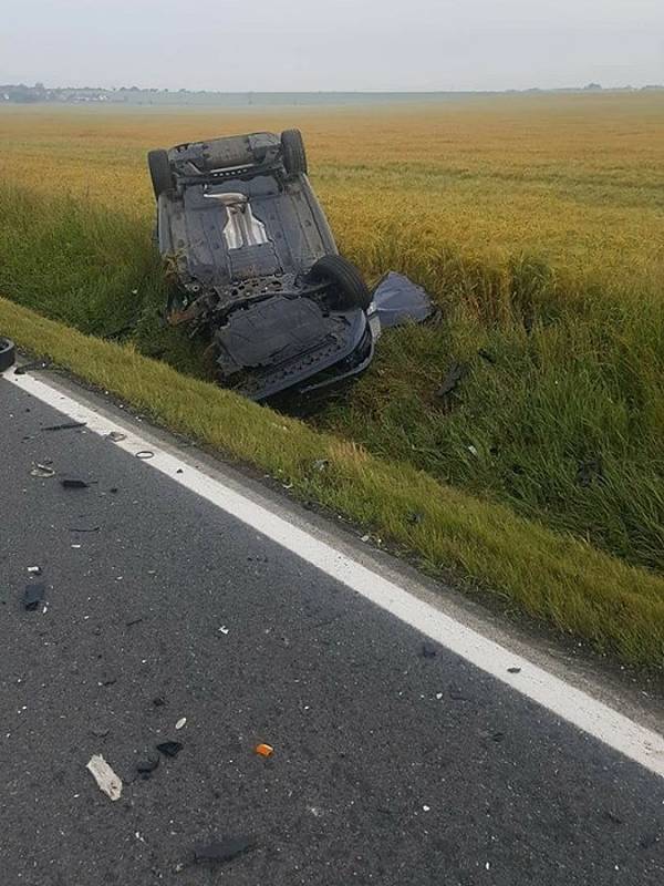 Nehoda osobního auta a autobusu u Chotěšova