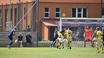 2. kolo FORTUNA divize A: FK Komárov - TJ Jiskra Domažlice B (fotbalisté ve žlutých dresech) 1:0 (0:0).