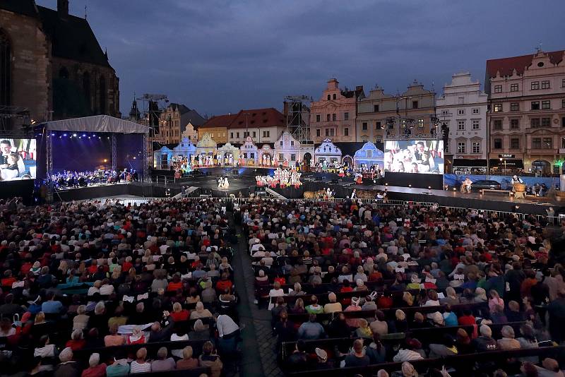 Velkolepé pojetí opery Bedřicha Smetany Prodaná nevěsta na plzeňském náměstí Republiky.