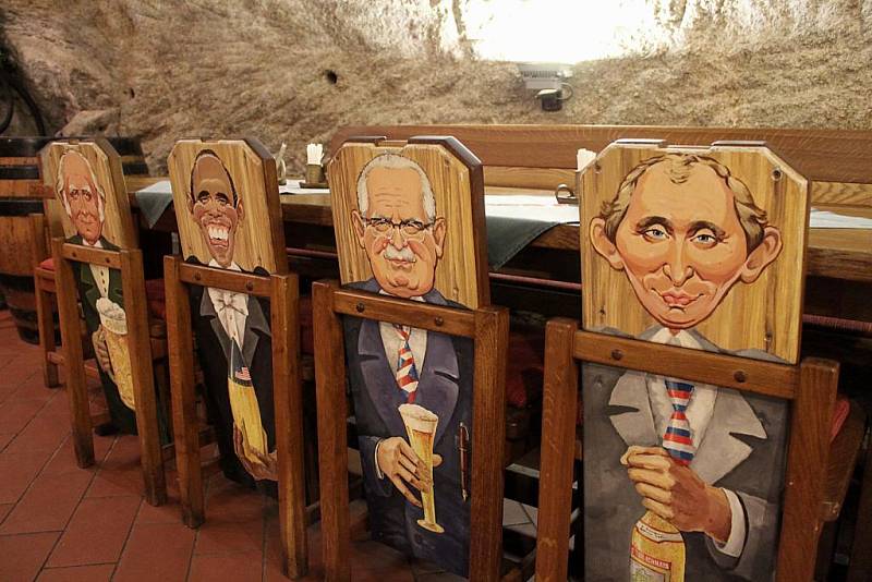 Příchozí v restauraci zaujaly židle s karikaturami státníků a podobiznou ředitele pivovaru
