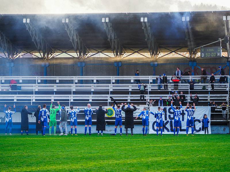 14. kolo krajského přeboru: FK Okula Nýrsko (na snímku hráči v modrobílých dresech) - TJ Zruč 4:0.