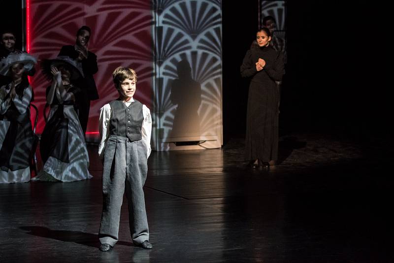 Ondřej Tolar (Chaplin, junior), Andronika Tarkošová (Hannah Chaplin, maminka)