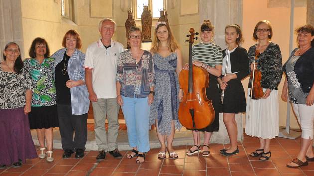 Na snímku zleva: Františka Vrbenská, Jaroslava Málková, Olga Nytrová, Alois Marhoul, Tamara Kopřivová, Jarmila Flaková, Tereza Šanderová - violoncello a Kateřina Šálková - příčná flétna ze ZUŠ Chrást, Jana Lejčková - housle a Petra Brabcová.