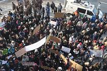 Demonstrace studentů právnické fakulty před budovou v sadech Pětatřicátníků