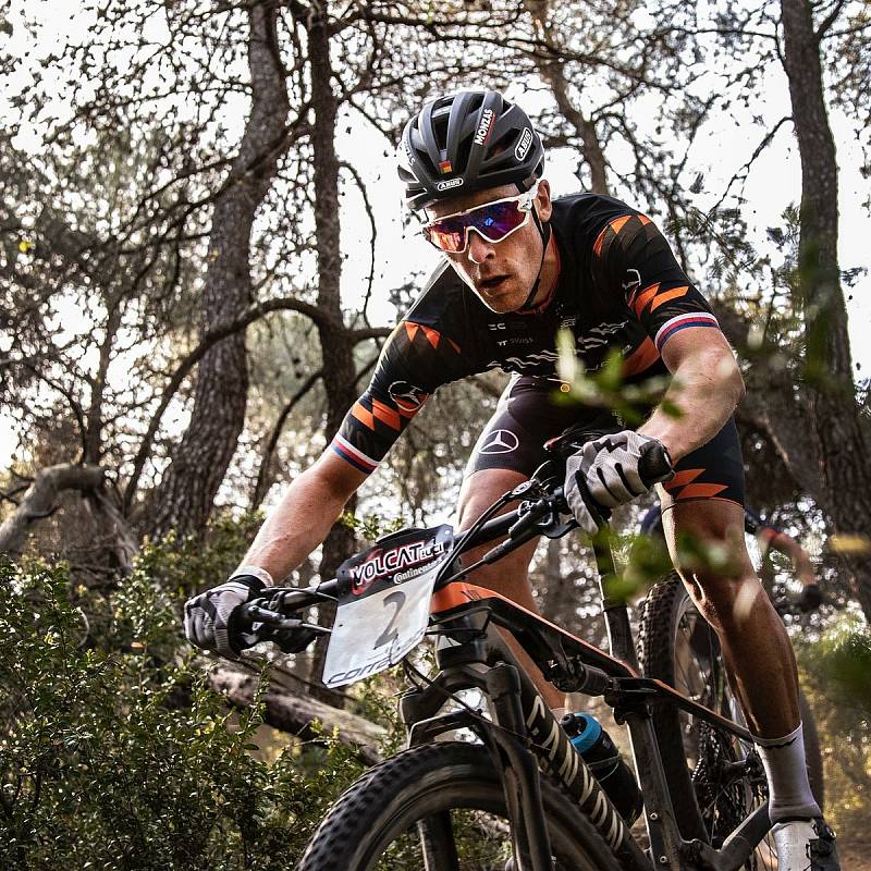 Český biker Martin Stošek na snímku z čtyřdenního etapového závodu VolCat BTT ve Španělsku.