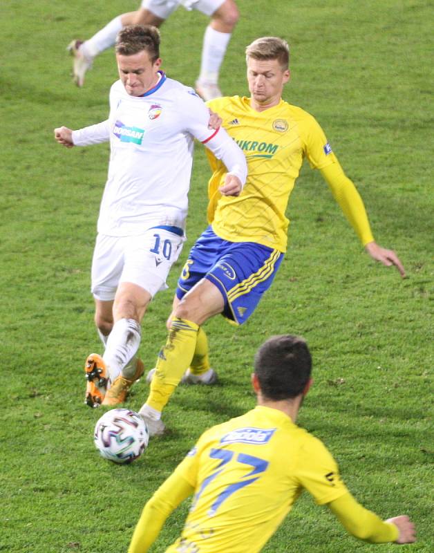 Prvoligoví fotbalisté Fastavu Zlín (ve žlutém) v rámci nedělního 8. kola FORTUNA:LIGY v domácím prostředí porazili Viktroii Plzeň 1:0 brankou Tomáše Poznara.