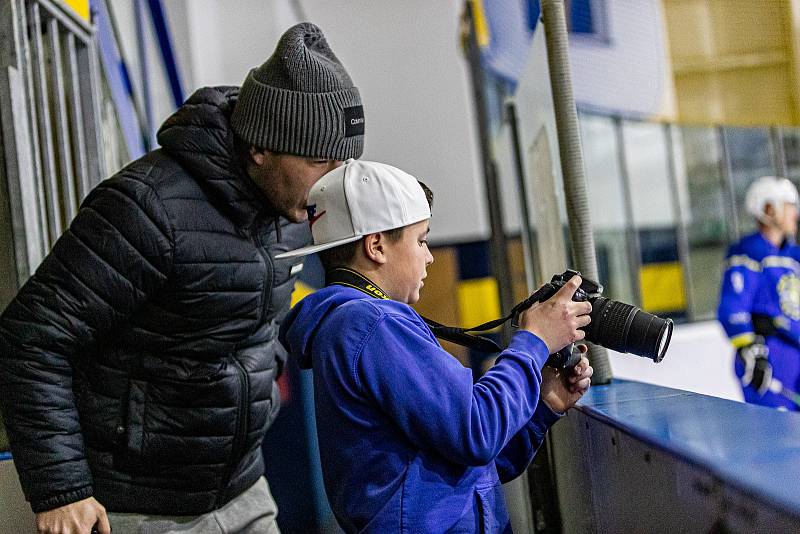 HC Meteor Třemošná (modří) vs. HC Rokycany 4:3 (2. finále play-off krajské hokejové ligy).