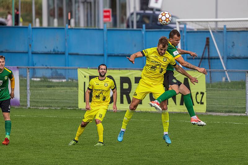 7. kolo FORTUNA ČFL, skupina A: FK ROBSTAV Přeštice (na snímku fotbalisté ve žlutých dresech) - FK Baník Sokolov 0:2.